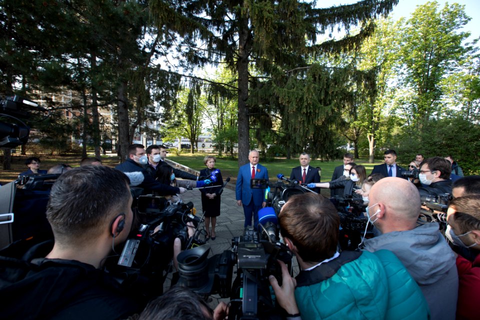 09.05.2020 Ceremonia de depunere de flori cu ocazia Zilei Victoriei și comemorării eroilor căzuți pentru Independența Patriei, cu participarea Președintelui Parlamentului (49873443667)