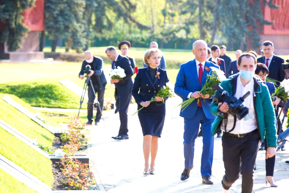 09.05.2020 Ceremonia de depunere de flori cu ocazia Zilei Victoriei și comemorării eroilor căzuți pentru Independența Patriei, cu participarea Președintelui Parlamentului (49873134366)