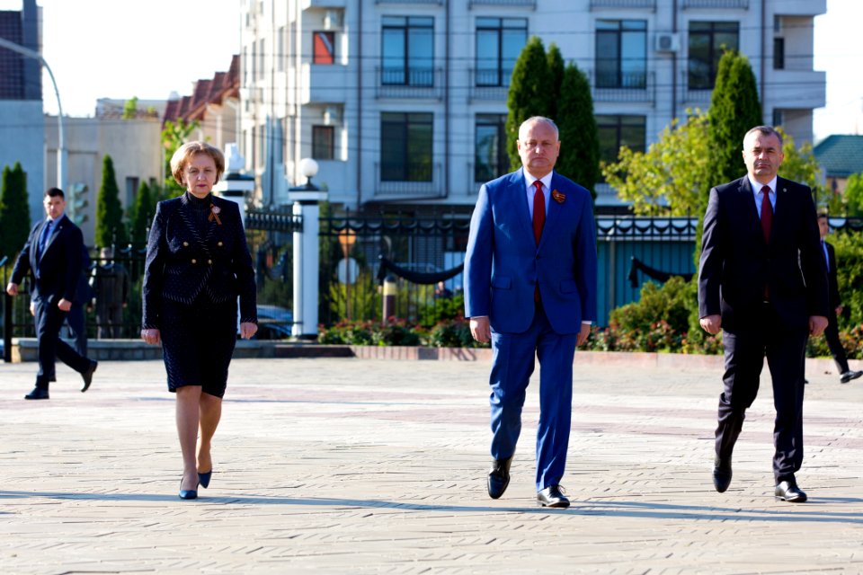 09.05.2020 Ceremonia de depunere de flori cu ocazia Zilei Victoriei și comemorării eroilor căzuți pentru Independența Patriei, cu participarea Președintelui Parlamentului (49873445457)