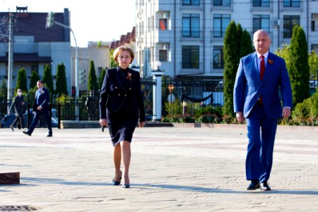 09.05.2020 Ceremonia de depunere de flori cu ocazia Zilei Victoriei și comemorării eroilor căzuți pentru Independența Patriei, cu participarea Președintelui Parlamentului (49873134796)