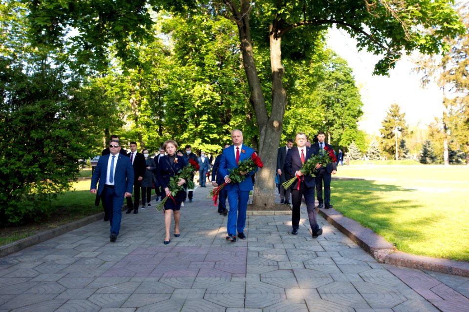 09.05.2020 Ceremonia de depunere de flori cu ocazia Zilei Victoriei și comemorării eroilor căzuți pentru Independența Patriei, cu participarea Președintelui Parlamentului (49872601988)