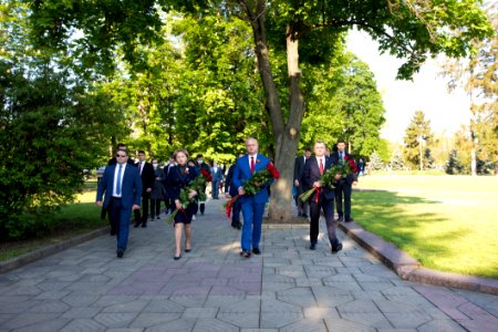 09.05.2020 Ceremonia de depunere de flori cu ocazia Zilei Victoriei și comemorării eroilor căzuți pentru Independența Patriei, cu participarea Președintelui Parlamentului (49872601988)