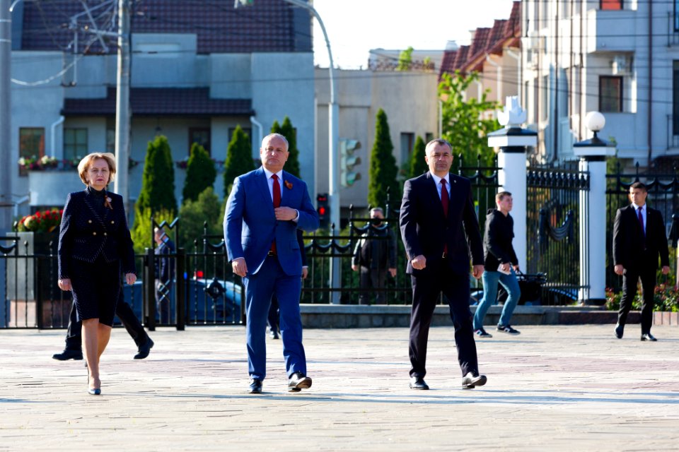 09.05.2020 Ceremonia de depunere de flori cu ocazia Zilei Victoriei și comemorării eroilor căzuți pentru Independența Patriei, cu participarea Președintelui Parlamentului (49873445492)