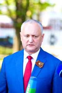 09.05.2020 Ceremonia de depunere de flori cu ocazia Zilei Victoriei și comemorării eroilor căzuți pentru Independența Patriei, cu participarea Președintelui Parlamentului (49873444672)