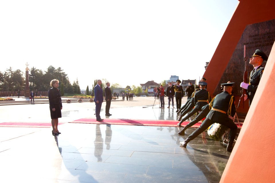 09.05.2020 Ceremonia de depunere de flori cu ocazia Zilei Victoriei și comemorării eroilor căzuți pentru Independența Patriei, cu participarea Președintelui Parlamentului (49873133946)