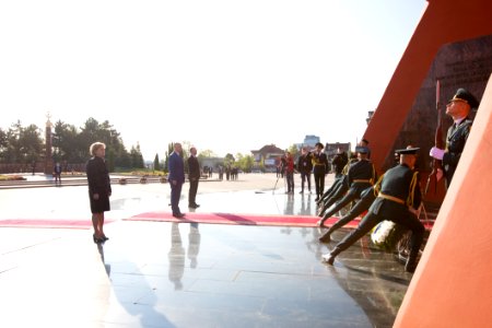 09.05.2020 Ceremonia de depunere de flori cu ocazia Zilei Victoriei și comemorării eroilor căzuți pentru Independența Patriei, cu participarea Președintelui Parlamentului (49873133946)
