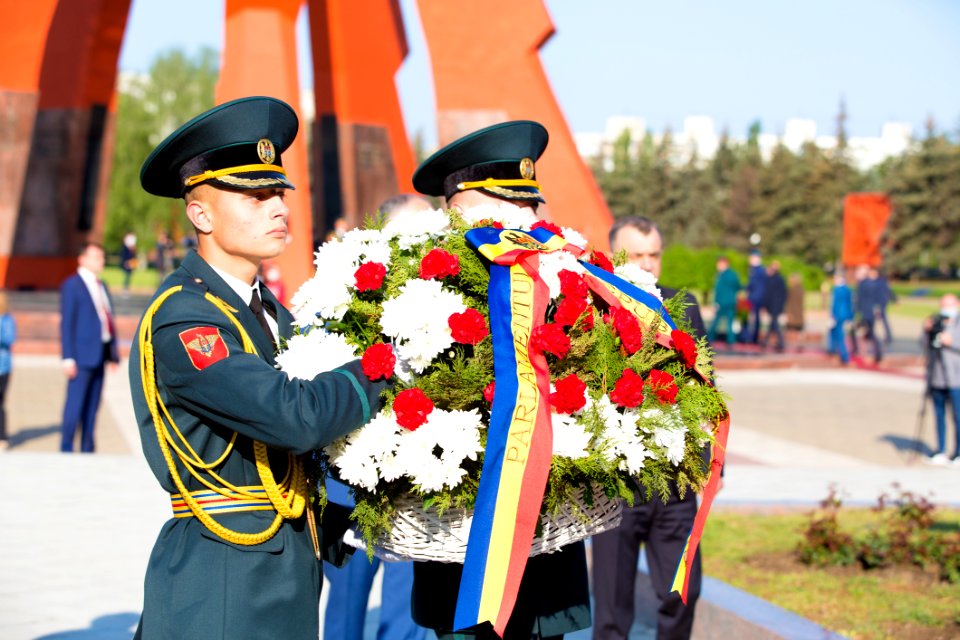 09.05.2020 Ceremonia de depunere de flori cu ocazia Zilei Victoriei și comemorării eroilor căzuți pentru Independența Patriei, cu participarea Președintelui Parlamentului (49873134561)