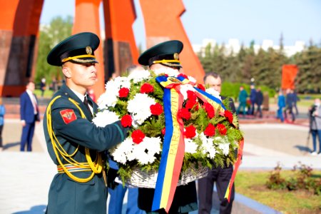 09.05.2020 Ceremonia de depunere de flori cu ocazia Zilei Victoriei și comemorării eroilor căzuți pentru Independența Patriei, cu participarea Președintelui Parlamentului (49873134561)