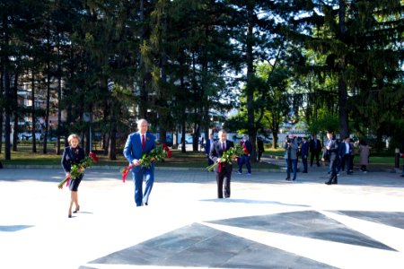 09.05.2020 Ceremonia de depunere de flori cu ocazia Zilei Victoriei și comemorării eroilor căzuți pentru Independența Patriei, cu participarea Președintelui Parlamentului (49873443952)