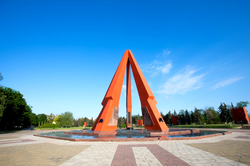 09.05.2020 Ceremonia de depunere de flori cu ocazia Zilei Victoriei și comemorării eroilor căzuți pentru Independența Patriei, cu participarea Președintelui Parlamentului (49873444622)