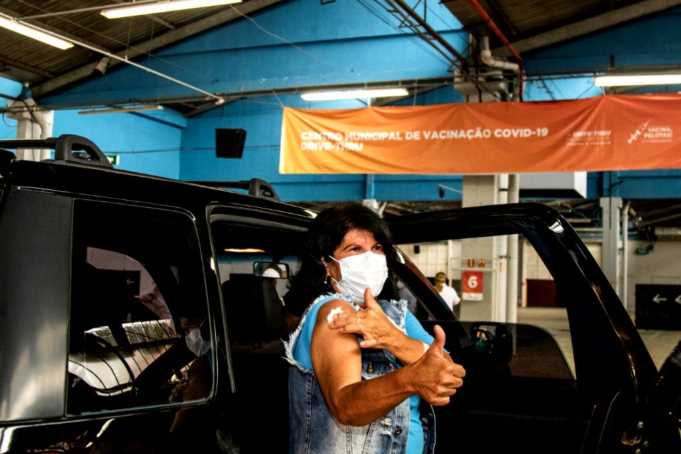 10.04.2021 - Drive-thru de vacinação para idosos com 62 anos (51108187285)