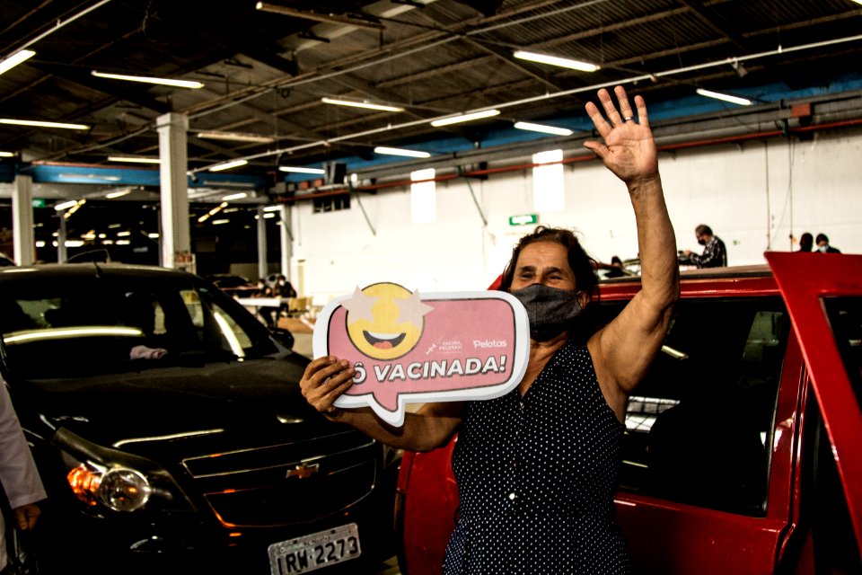 10.04.2021 - Drive-thru de vacinação para idosos com 62 anos (51106867462)