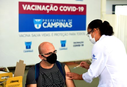 120421 Vacinação dos profissionais da Educação e pessoas com mais de 68 anos contra o Coronavírus Foto Carlos Bassan (51111889161)