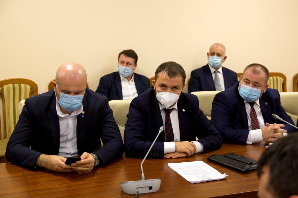 16.12.2020 Negocieri ale fracțiunilor parlamentare cu protestatarii din domeniul agriculturii (50725297798)