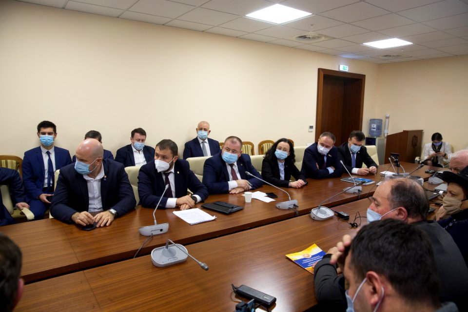 16.12.2020 Negocieri ale fracțiunilor parlamentare cu protestatarii din domeniul agriculturii (50726121942)
