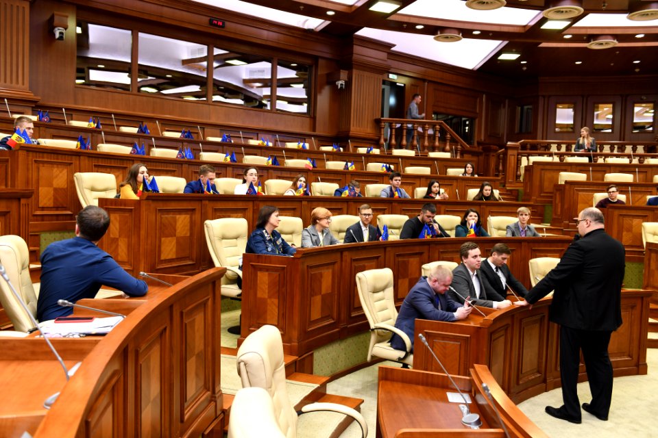 21.11.2019 Întrevederea Președintelui Comisiei cultură, educaţie, cercetare, tineret, sport şi mass-media, Adrian Lebedinschi cu participanții la Primul Forum de Tineret Moldo-Belarus (49099410373)