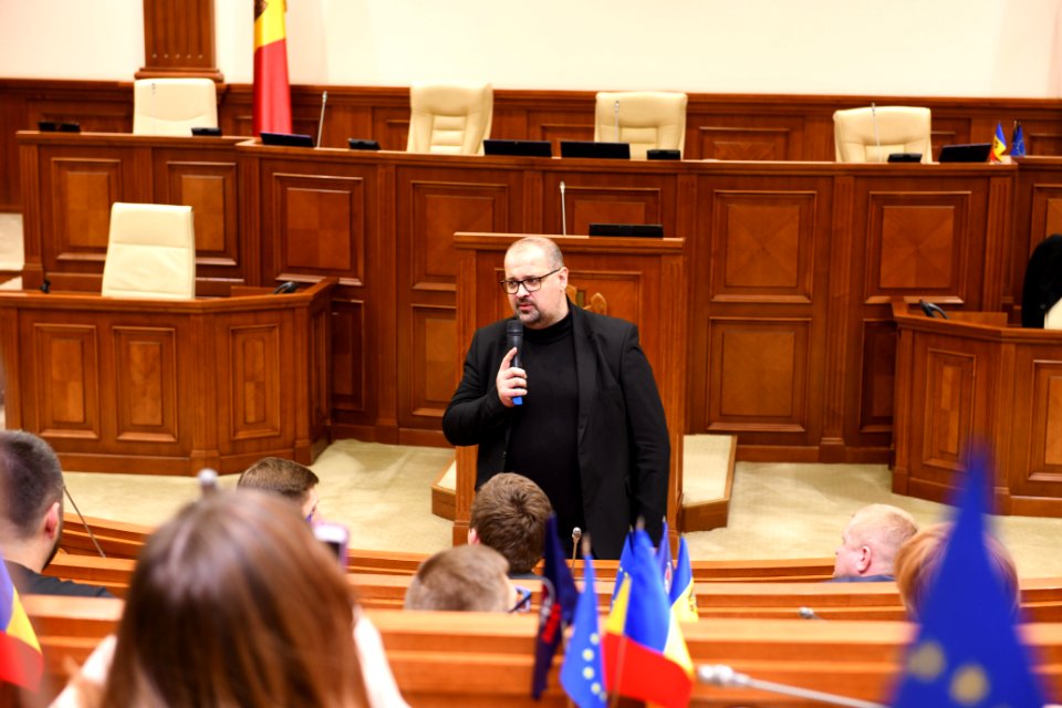 21.11.2019 Întrevederea Președintelui Comisiei cultură, educaţie, cercetare, tineret, sport şi mass-media, Adrian Lebedinschi cu participanții la Primul Forum de Tineret Moldo-Belarus (49099411088)