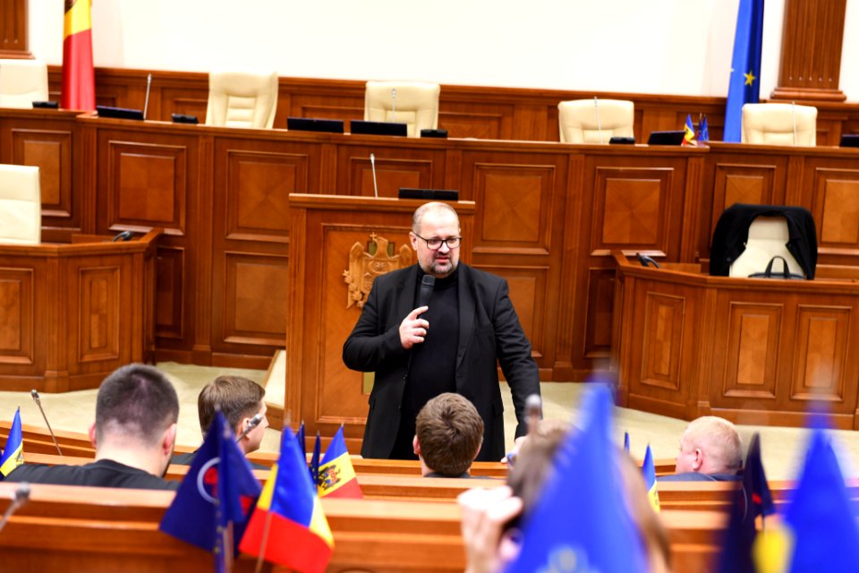 21.11.2019 Întrevederea Președintelui Comisiei cultură, educaţie, cercetare, tineret, sport şi mass-media, Adrian Lebedinschi cu participanții la Primul Forum de Tineret Moldo-Belarus (49100115932)