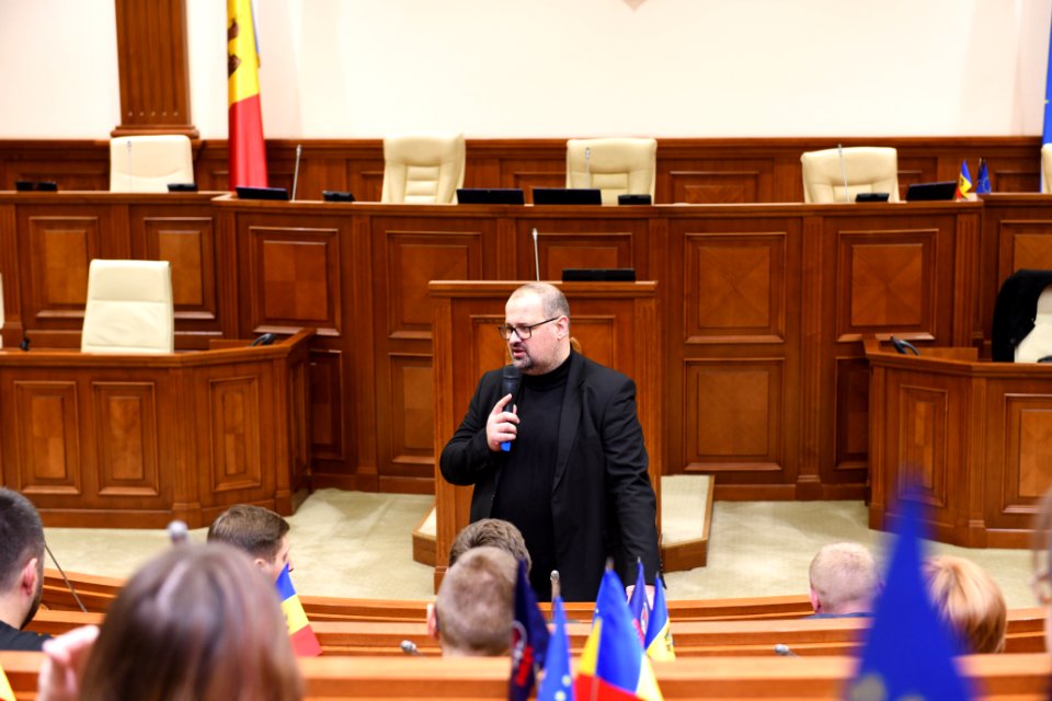 21.11.2019 Întrevederea Președintelui Comisiei cultură, educaţie, cercetare, tineret, sport şi mass-media, Adrian Lebedinschi cu participanții la Primul Forum de Tineret Moldo-Belarus (49099411248)