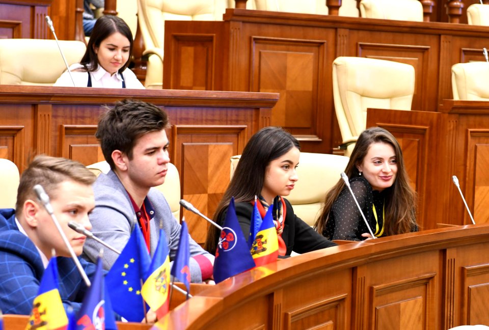 21.11.2019 Întrevederea Președintelui Comisiei cultură, educaţie, cercetare, tineret, sport şi mass-media, Adrian Lebedinschi cu participanții la Primul Forum de Tineret Moldo-Belarus (49099914856)