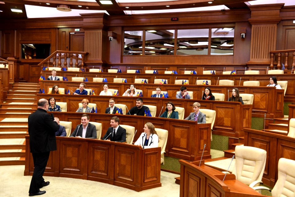 21.11.2019 Întrevederea Președintelui Comisiei cultură, educaţie, cercetare, tineret, sport şi mass-media, Adrian Lebedinschi cu participanții la Primul Forum de Tineret Moldo-Belarus (49099412383)
