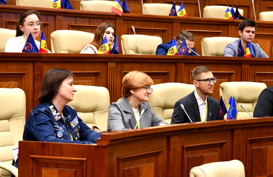 21.11.2019 Întrevederea Președintelui Comisiei cultură, educaţie, cercetare, tineret, sport şi mass-media, Adrian Lebedinschi cu participanții la Primul Forum de Tineret Moldo-Belarus (49100114307)