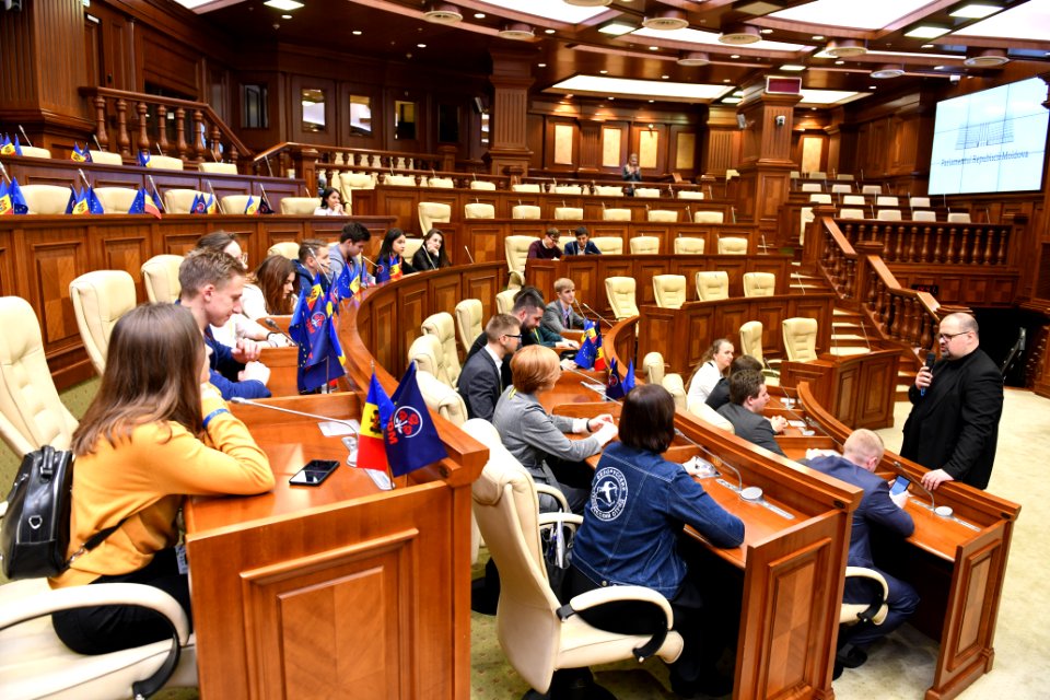 21.11.2019 Întrevederea Președintelui Comisiei cultură, educaţie, cercetare, tineret, sport şi mass-media, Adrian Lebedinschi cu participanții la Primul Forum de Tineret Moldo-Belarus (49099915776)