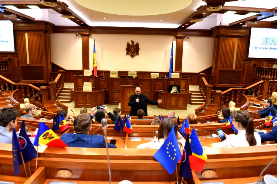 21.11.2019 Întrevederea Președintelui Comisiei cultură, educaţie, cercetare, tineret, sport şi mass-media, Adrian Lebedinschi cu participanții la Primul Forum de Tineret Moldo-Belarus (49100115297)