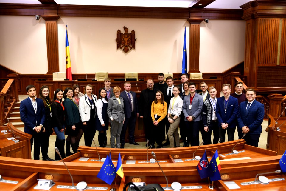 21.11.2019 Întrevederea Președintelui Comisiei cultură, educaţie, cercetare, tineret, sport şi mass-media, Adrian Lebedinschi cu participanții la Primul Forum de Tineret Moldo-Belarus (49100118102)