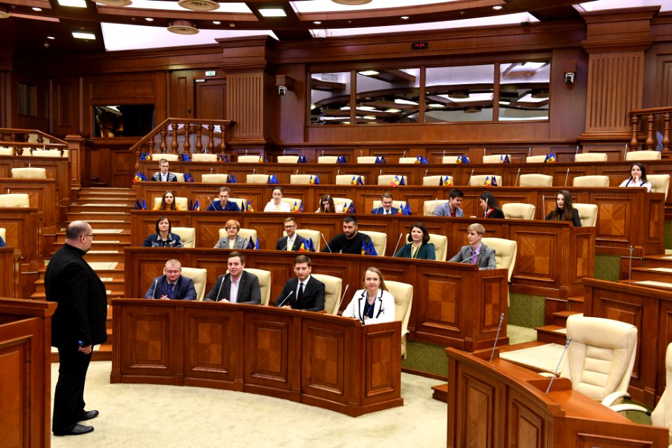 21.11.2019 Întrevederea Președintelui Comisiei cultură, educaţie, cercetare, tineret, sport şi mass-media, Adrian Lebedinschi cu participanții la Primul Forum de Tineret Moldo-Belarus (49100117142)