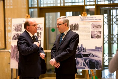 25.11.2019 Expoziție organizată de Ambasada Republicii Slovace la Chișinău cu ocazia celei de-a 75-a aniversări de la Insurecția Națională Slovacă, găzduită de Parlamentul Republicii Moldova (49122012802)
