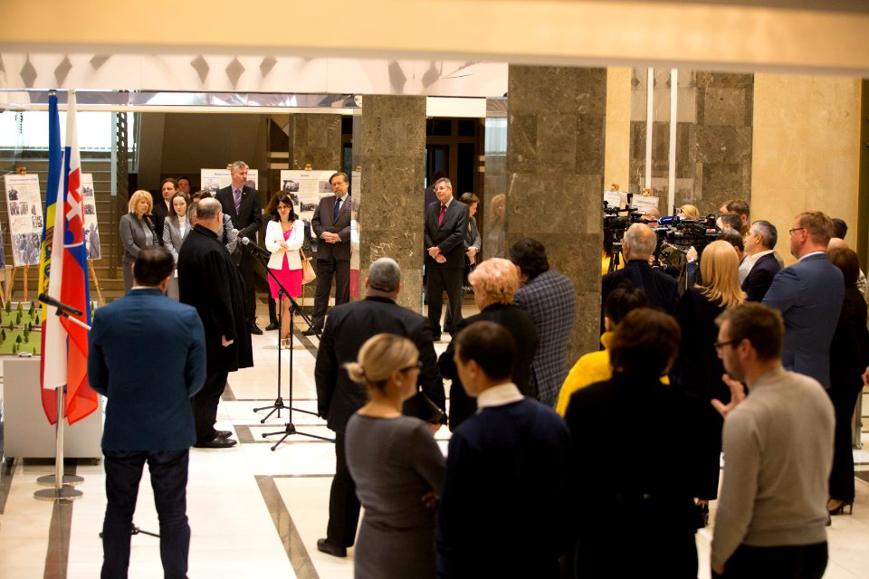 25.11.2019 Expoziție organizată de Ambasada Republicii Slovace la Chișinău cu ocazia celei de-a 75-a aniversări de la Insurecția Națională Slovacă, găzduită de Parlamentul Republicii Moldova (49121320313)