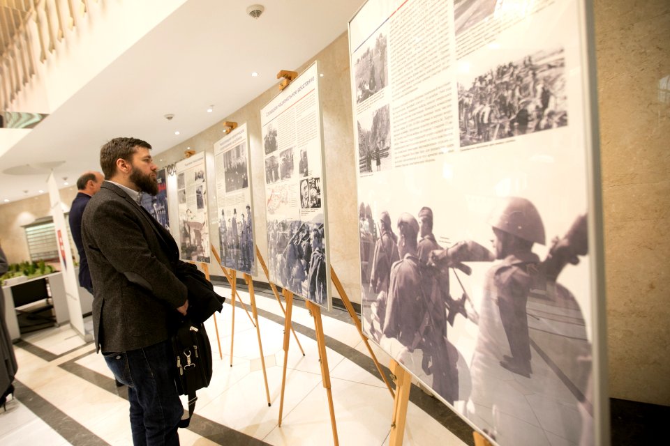25.11.2019 Expoziție organizată de Ambasada Republicii Slovace la Chișinău cu ocazia celei de-a 75-a aniversări de la Insurecția Națională Slovacă, găzduită de Parlamentul Republicii Moldova (49121820146)
