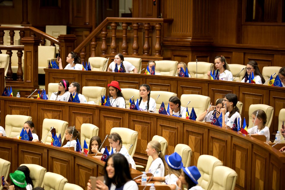 26.07.2019 Copiii de la La La Play Voices în vizită la Parlament (48380241021)