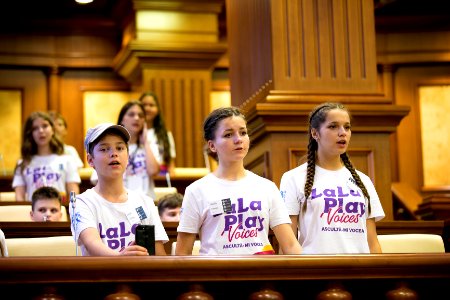 26.07.2019 Copiii de la La La Play Voices în vizită la Parlament (48380243226)
