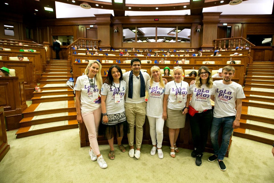 26.07.2019 Copiii de la La La Play Voices în vizită la Parlament (48380244366)