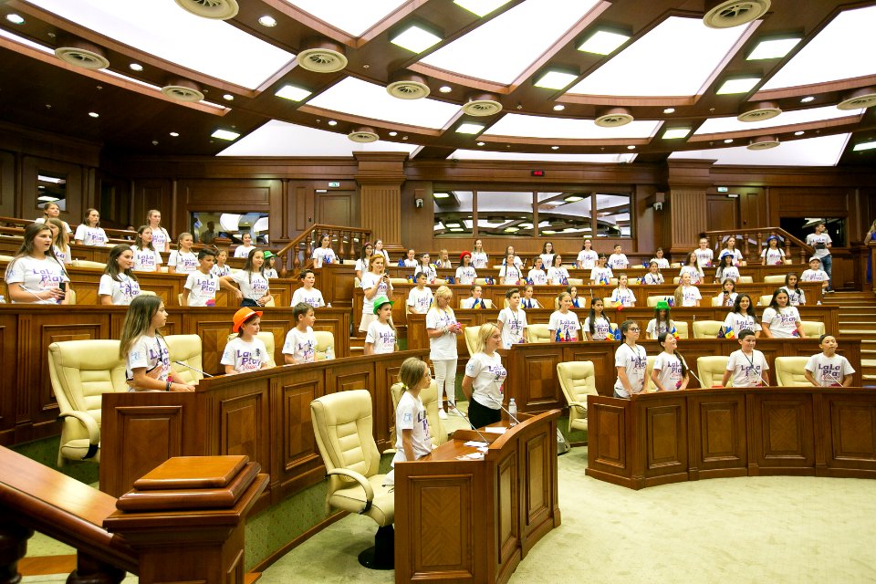 26.07.2019 Copiii de la La La Play Voices în vizită la Parlament (48380245711)