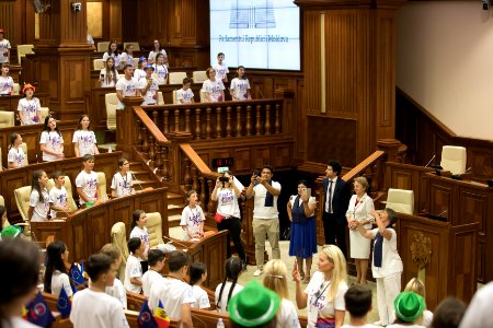 26.07.2019 Copiii de la La La Play Voices în vizită la Parlament (48380387677)