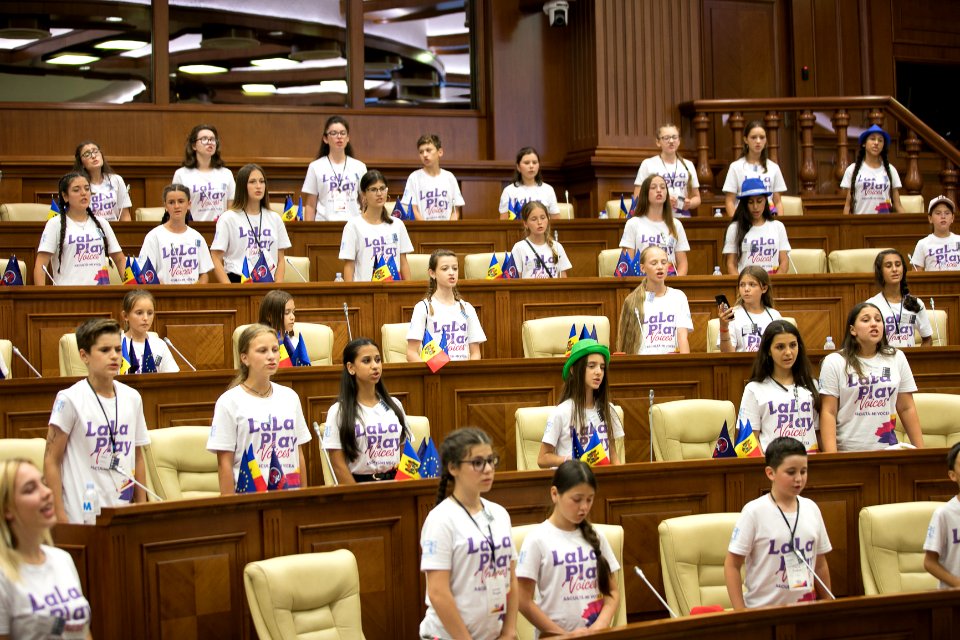 26.07.2019 Copiii de la La La Play Voices în vizită la Parlament (48380382402)