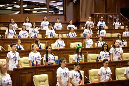26.07.2019 Copiii de la La La Play Voices în vizită la Parlament (48380382402)