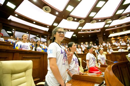 26.07.2019 Copiii de la La La Play Voices în vizită la Parlament (48380385147)