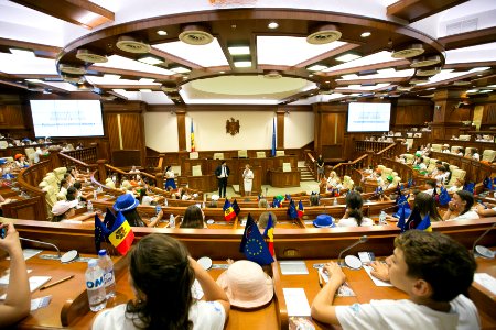 26.07.2019 Copiii de la La La Play Voices în vizită la Parlament (48380243706)