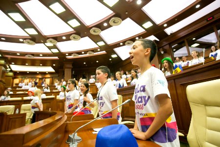 26.07.2019 Copiii de la La La Play Voices în vizită la Parlament (48380243036)