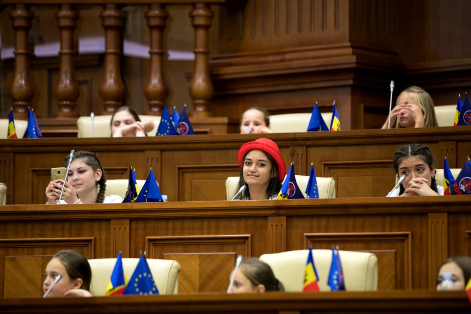 26.07.2019 Copiii de la La La Play Voices în vizită la Parlament (48380245066)