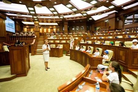 26.07.2019 Copiii de la La La Play Voices în vizită la Parlament (48380244031)