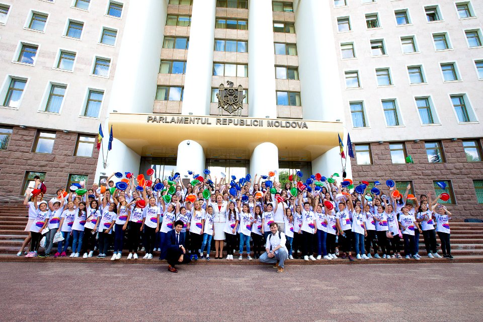 26.07.2019 Copiii de la La La Play Voices în vizită la Parlament (48380248226)