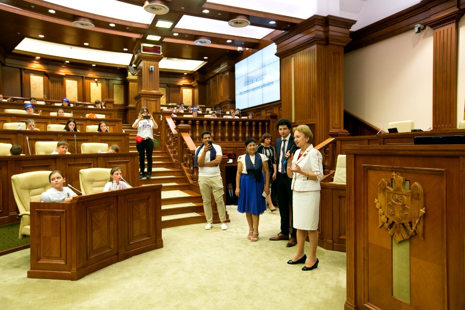 26.07.2019 Copiii de la La La Play Voices în vizită la Parlament (48380245486)
