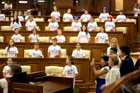 26.07.2019 Copiii de la La La Play Voices în vizită la Parlament (48380382822)
