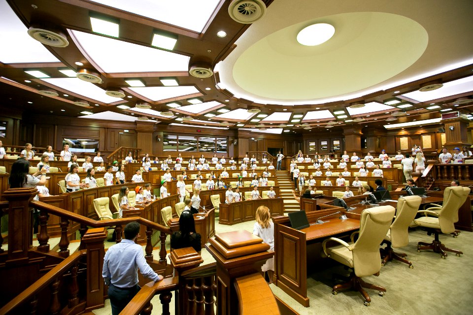 26.07.2019 Copiii de la La La Play Voices în vizită la Parlament (48380384517)