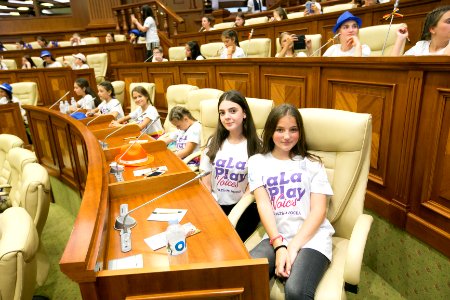 26.07.2019 Copiii de la La La Play Voices în vizită la Parlament (48380386587)